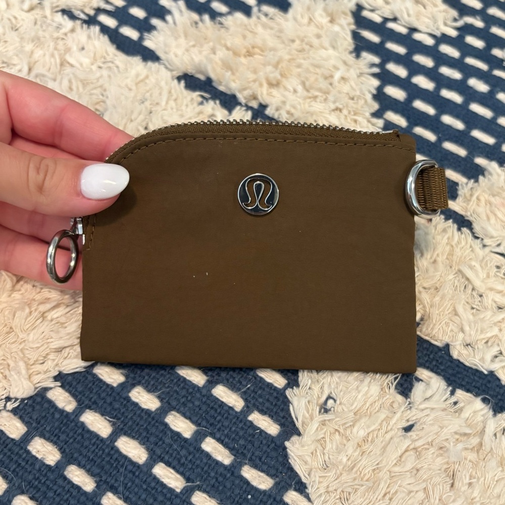 Lululemon card case artifact